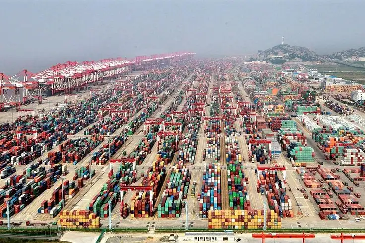 International port supplied through coordinated multi-category procurement and logistics
